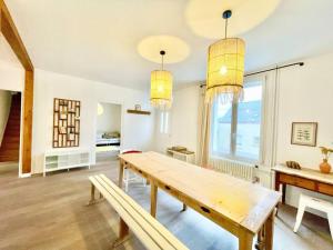 uma sala de estar com uma mesa de madeira e uma janela em La Villa Billard - 200 m2 - Jardin em Saint-Nazaire