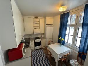 una pequeña cocina con una mesa pequeña y una mesa y una mesa y una mesa en Majatalo Esko, en Eskola