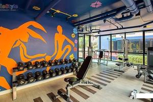una sala fitness con una parete di attrezzature da palestra di Style Sukumwit Bangna 1 a Bang Na