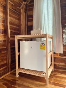 a white appliance sitting on a shelf in a room at บ้านไทยไออุ่น @ทุ่งขนอนหลวง in Phra Nakhon Si Ayutthaya