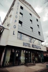 un hotel esterno con un hotel modercolo di Hotel Metropol a Piteşti
