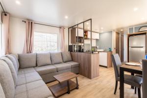 Mobilhome Soleia 2023 Mar Estan 4x في كانيه ان روسيلون: غرفة معيشة ومطبخ مع أريكة وطاولة
