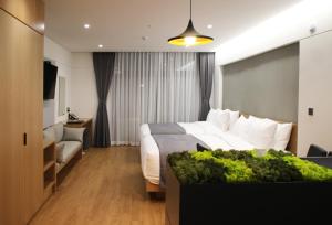 سرير أو أسرّة في غرفة في Hotel Parangvue