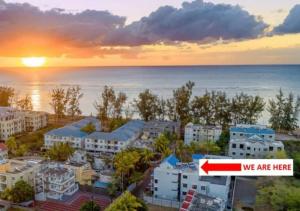 una vista aérea de una ciudad con el océano en Les Cerisiers - Exclusive Beach Residence Flic en Flac, en Flic en Flac
