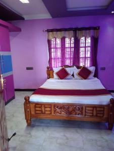 Un pat sau paturi într-o cameră la The Lotus Villa