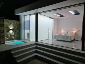 Bazén v ubytovaní Olivujoj Villajoj - Deluxe Villa with Detached Pool House alebo v jeho blízkosti