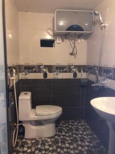 een badkamer met een toilet en een wastafel bij Peaceful Mountain Homestay in Ha Giang