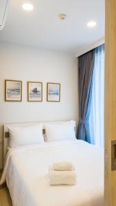 Säng eller sängar i ett rum på Апартаменты в Laguna Skypark с террасой