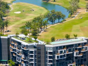 バンタオビーチにあるАпартаменты в Laguna Skypark с террасойの建物とゴルフコースの空中を望む