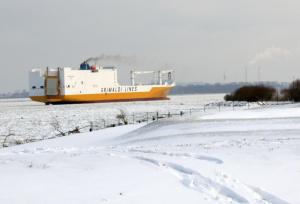 ein großes Boot auf einem Feld im Schnee in der Unterkunft Knubberhaus - Das Ferienhaus im Kirschenhain in Steinkirchen