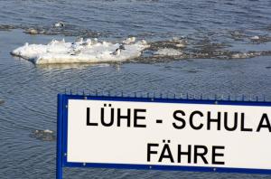 una señal en el agua con un grupo de aves en un iceberg en Knubberhaus Das Ferienhaus im Kirs, en Steinkirchen