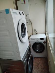 a washing machine and a washer in a small room at Tu piso en el Camino de Santiago in Sarria