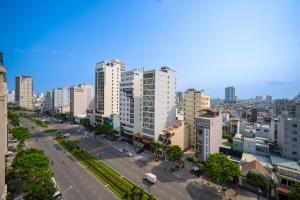 une vue aérienne sur une ville avec de grands bâtiments dans l'établissement Bantique Hotel, à Đà Nẵng