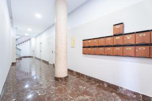 a hallway with a marble floor and a column at Ca Vivi in Catarroja