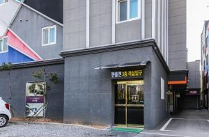 un negozio di fronte a un edificio con un cartello sopra di Gentleman Hotel a Suncheon