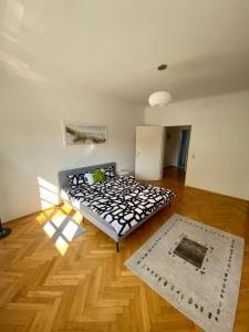 a room with a bed in the middle of a room at City Retreat in Eisenstadt Zentrum in Eisenstadt