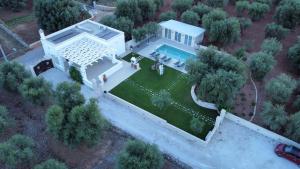 z góry widok na dom z basenem w obiekcie Terra Mater - Exclusive Cottage - w mieście Ostuni