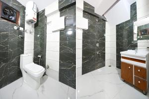 ein Bad mit einem WC und einem Waschbecken in der Unterkunft FabHotel Beer Castle in Shimla
