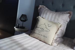 uma cama com uma almofada com um mapa em Vue unique sur le Mont St Michel em Huisnes-sur-Mer