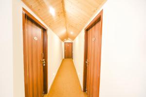 un couloir vide avec deux portes dans un bâtiment dans l'établissement FabHotel Beer Castle, à Shimla