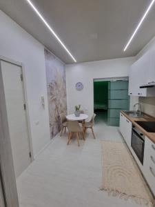 - une cuisine avec une table et des chaises dans la chambre dans l'établissement Appartamento Crihana, à Aoste