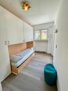 um pequeno quarto com uma cama e uma janela em Margherita Apartment em Malcesine