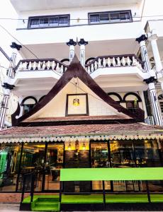 un edificio con una señal verde delante de él en Rock Shore Patong, en Patong Beach