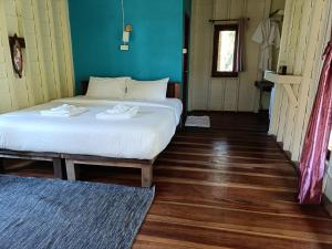 - une chambre avec 2 lits et du parquet dans l'établissement Mangrove House Kohyao noi, à Ban Bang Chak