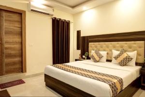 a bedroom with a large bed in a room at Hotel IBY in New Delhi