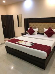Postel nebo postele na pokoji v ubytování Hotel IBY Plaza Near IGI Airport