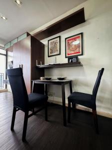comedor con mesa y 2 sillas en Private Studio in Gramercy, Poblacion, en Manila