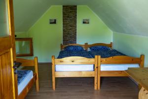 柳托梅爾的住宿－Camping Silva，一间卧室,卧室内配有一张木床
