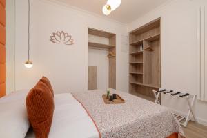 Beautiful & Stylish Apartaments Dietla with Air Conditioning by Renters في كراكوف: غرفة نوم مع سرير عليها صينية خشبية