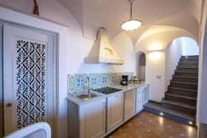 A kitchen or kitchenette at Villa Primavera