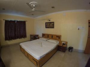 En eller flere senge i et værelse på Hotel Sarita Resort