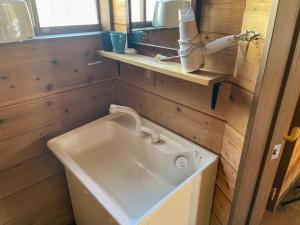 un bagno con un lavandino bianco e uno specchio di 湖畔まで徒歩圏内、BBQ可能！隠れ家感溢れる【Nハウス】 a Yamanakako