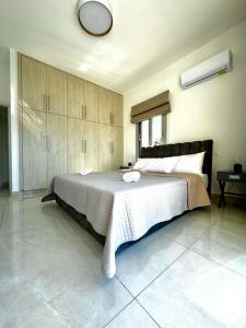 een slaapkamer met een groot bed in een kamer bij Seaside Bliss 1-Bed Apt in Paphos City