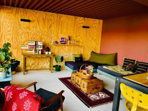 ein Wohnzimmer mit Sofa und Tisch in der Unterkunft Magnifique studio indépendant in Collonges-au-Mont-dʼOr