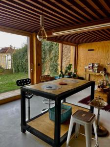 eine Küche mit Tisch und Stühlen in einem Zimmer in der Unterkunft Magnifique studio indépendant in Collonges-au-Mont-dʼOr