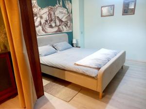 um quarto com uma cama com um quadro na parede em BLUE DEER em Umag