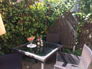 una mesa con botellas de vino y flores. en Ferienhaus mit Terrasse - Insel Usedom en Trassenheide