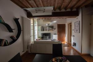 a large living room with a couch and a living room with at Carlo & Dany Piano Terra in centro con giardino in Parma