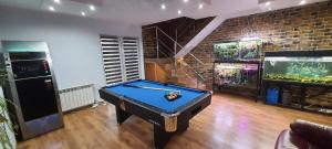 a room with a pool table and an aquarium at Jurajskie Manowce in Niegowa