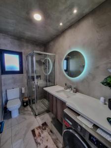 ein Bad mit einem Waschbecken, einer Dusche und einem WC in der Unterkunft Lavi La 2B, Sea Breeze, Paphos in Paphos City