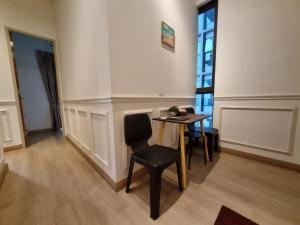 梳邦再也的住宿－PH2121,2,3 - Paradise Home Staycation Contactless Self Check-In Private Rooms in 3 Bedrooms Apartment，窗户客房内的桌椅