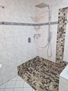 a bathroom with a shower with a tiled floor at Schlafzimmer, ruhige Lage in Meppen --- Check-In mit Schlüsselkasten in Meppen