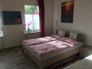 Un pat sau paturi într-o cameră la Ferienwohnung mit Terrasse - Insel Usedom