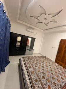 1 dormitorio con 1 cama y techo con reloj en Villa de luxe avec piscine, en Jaffna