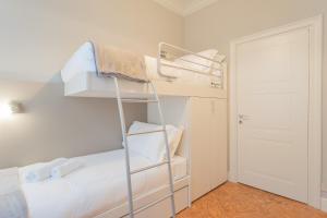 Letto o letti in una camera di Torno Design Apartment by Rent All Como