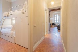 Letto o letti in una camera di Torno Design Apartment by Rent All Como